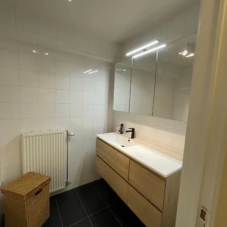 Ruim 2-slaapkamerappartement Op 50 M Het In Knokke-Heist